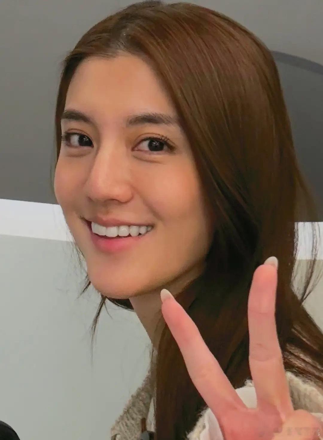 施伯雄带老婆去公司上班，32岁吴千语没化妆，素颜更抗打，脸上皮肤非常紧致，虽然有