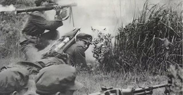 1979年3月2日，越南昆隆村阵地上，解放军战士何元海已杀红了眼。他端起机枪狂扫