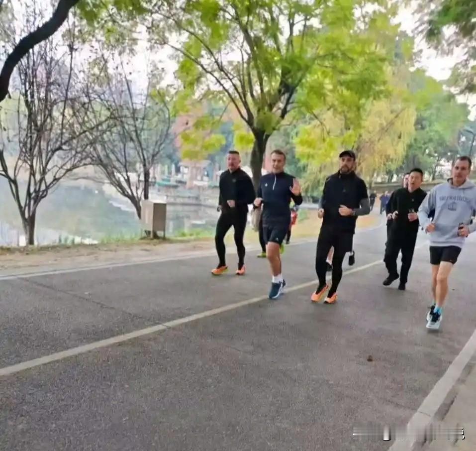 马克龙在成都公园晨跑这事儿全网都知道了，小马哥看起来身体状态和精神状态都很不错，