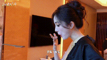 杨幂忙了一整晚口红零耗损杨幂为了不蹭口红大口吃东西的样子好像演我啊，小仓鼠版嚼嚼