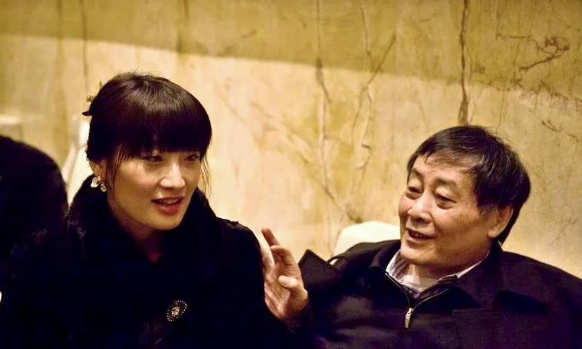 之前宣称娃哈哈“女帝”有最新遗嘱的，宣称她压根不知道这些弟妹存在的，宣称她是保护