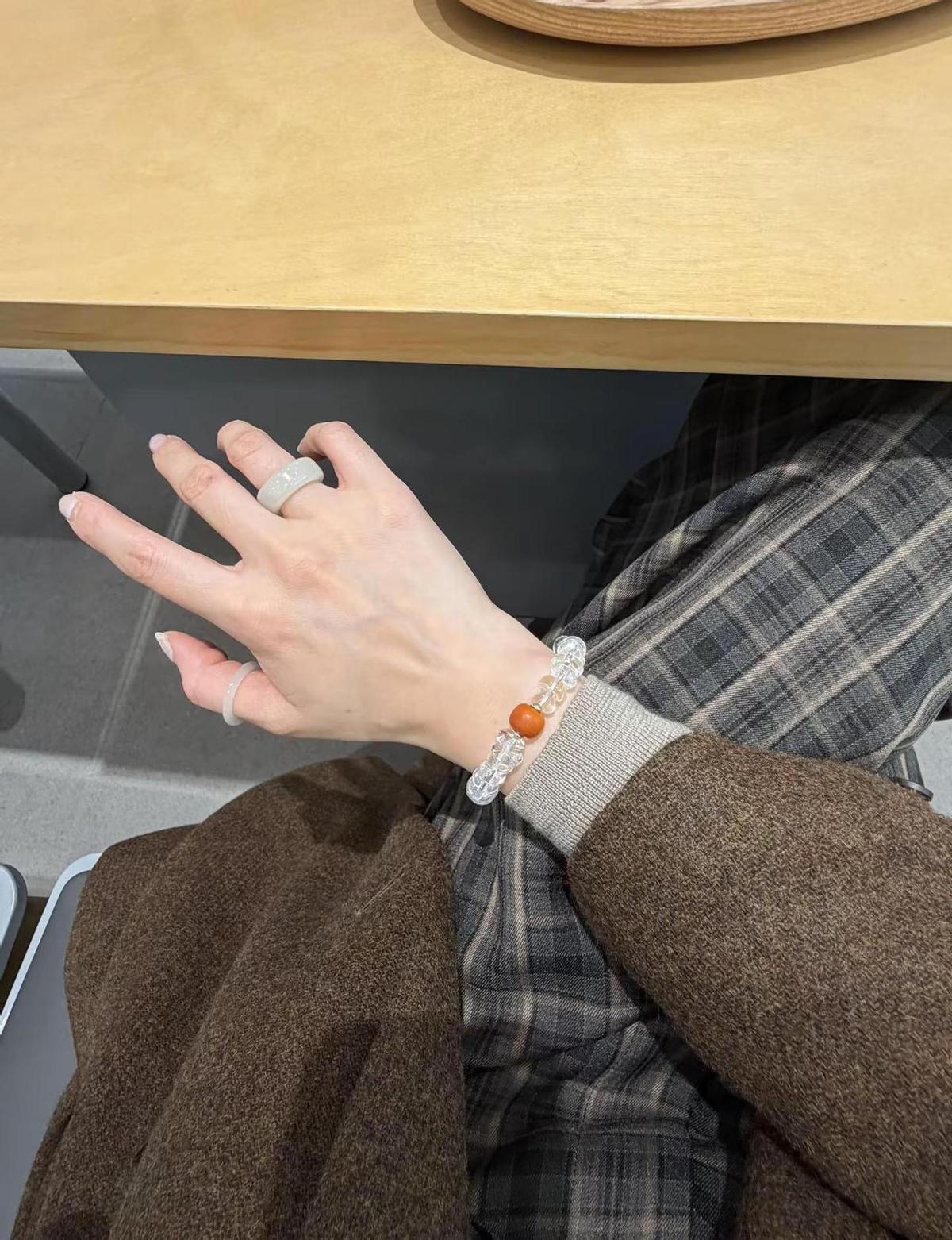 白水晶不靠logo撑场面，靠的是透亮劲儿。戴它的人，不喊减压，但眼神明显松了。