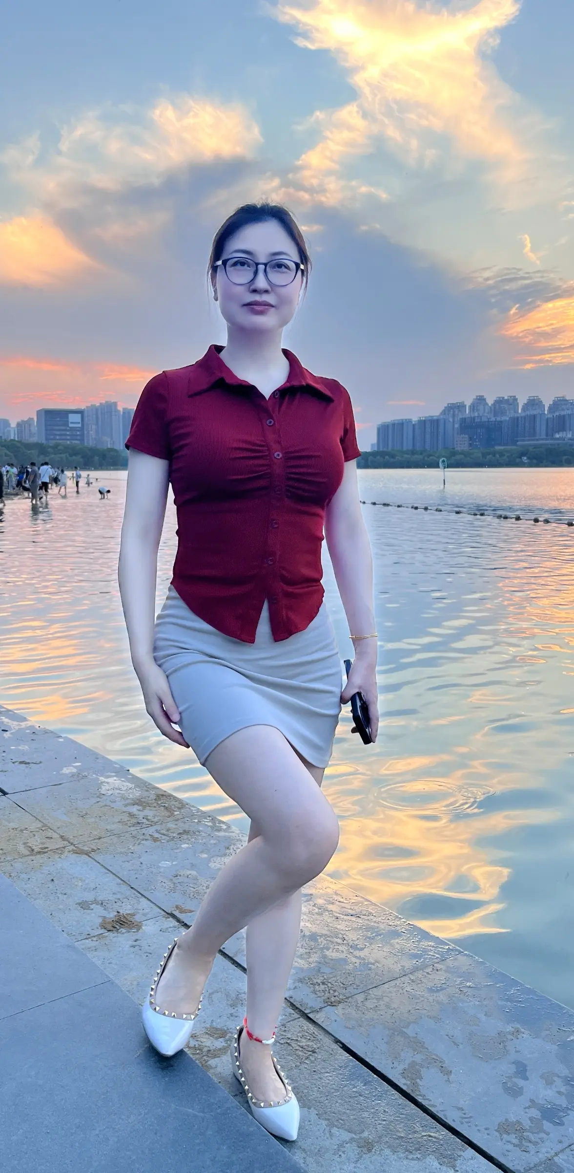 一定要少买不必要的东西，因为钱变成东西太容易了，要想东西再变成钱那就太...