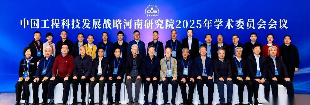 我天，郑州这几天的“智商密度”简直爆表了。不是开玩笑，你去看那个新闻照片，一屋