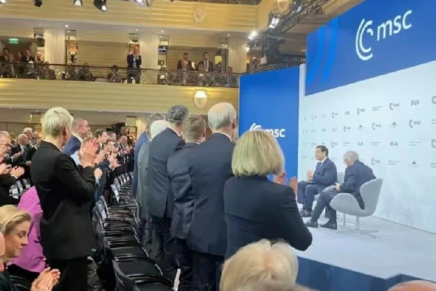 全场起立鼓掌！鲁比奥的发言，让欧洲终于松了口气2月14日，鲁比奥在慕尼黑安