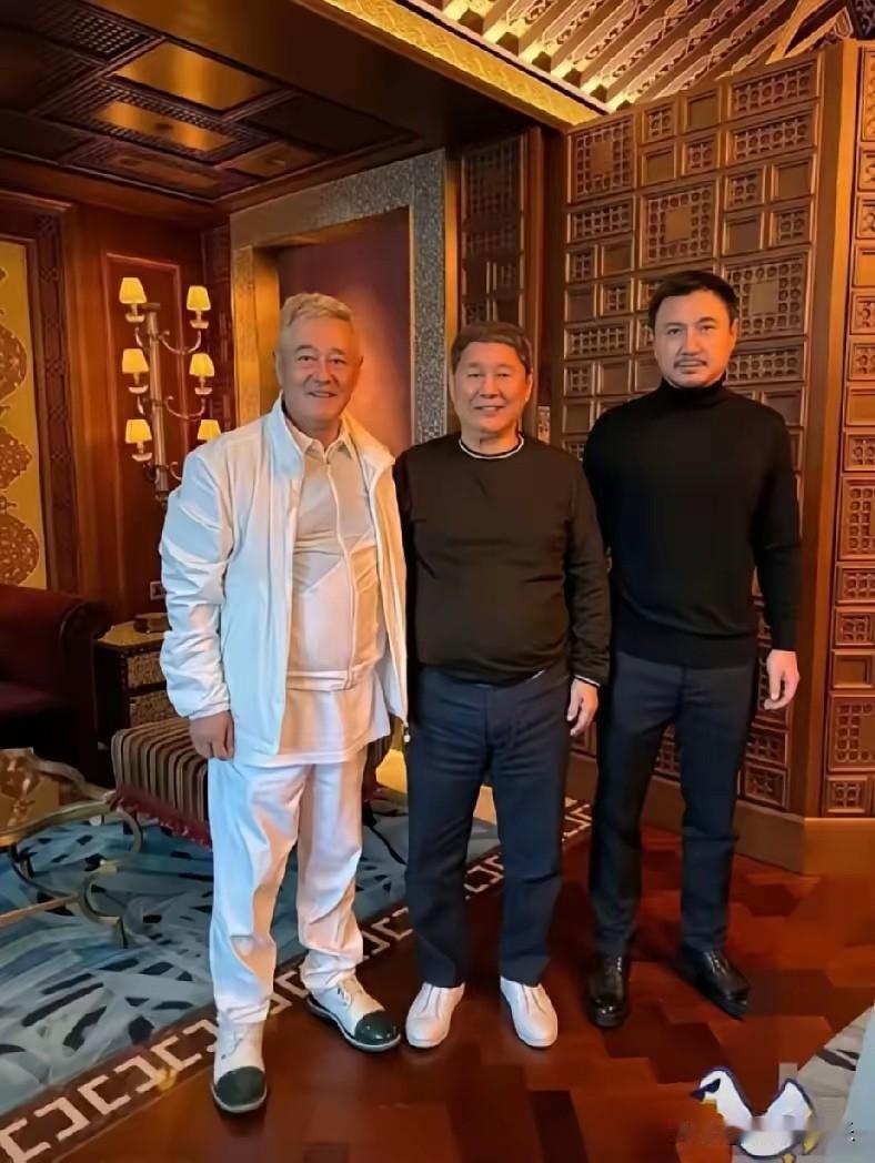 沈腾这咖位什么时候变得这么大了，竟然能和两位大佬合影，真的是太厉害了吧！！