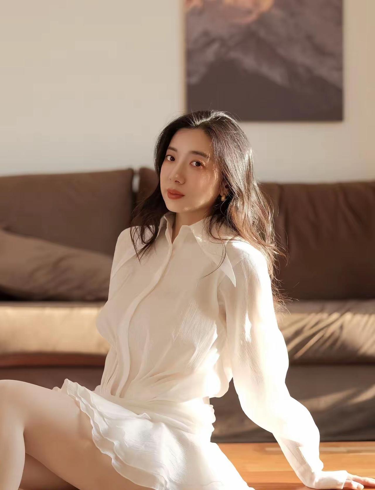 阳光洒进房间，温柔地照亮了她的脸庞。眼含情，充满魅惑的眼神，令人心动阳光治愈照