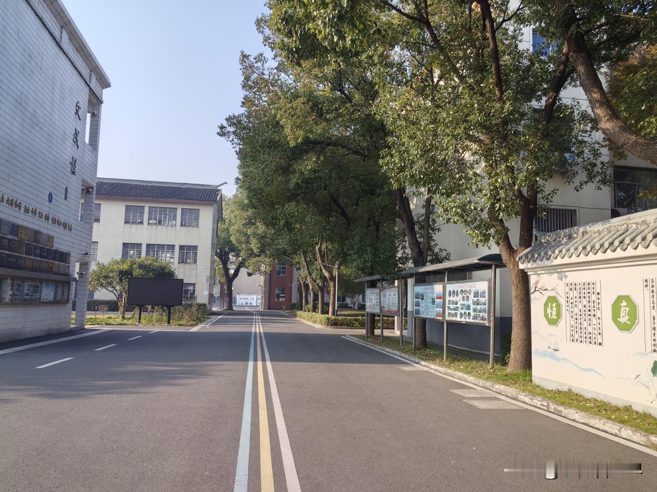 就问你们，退休时你们单位有没有欢送仪式？来看看我们学校的退休仪式吧！会场布置