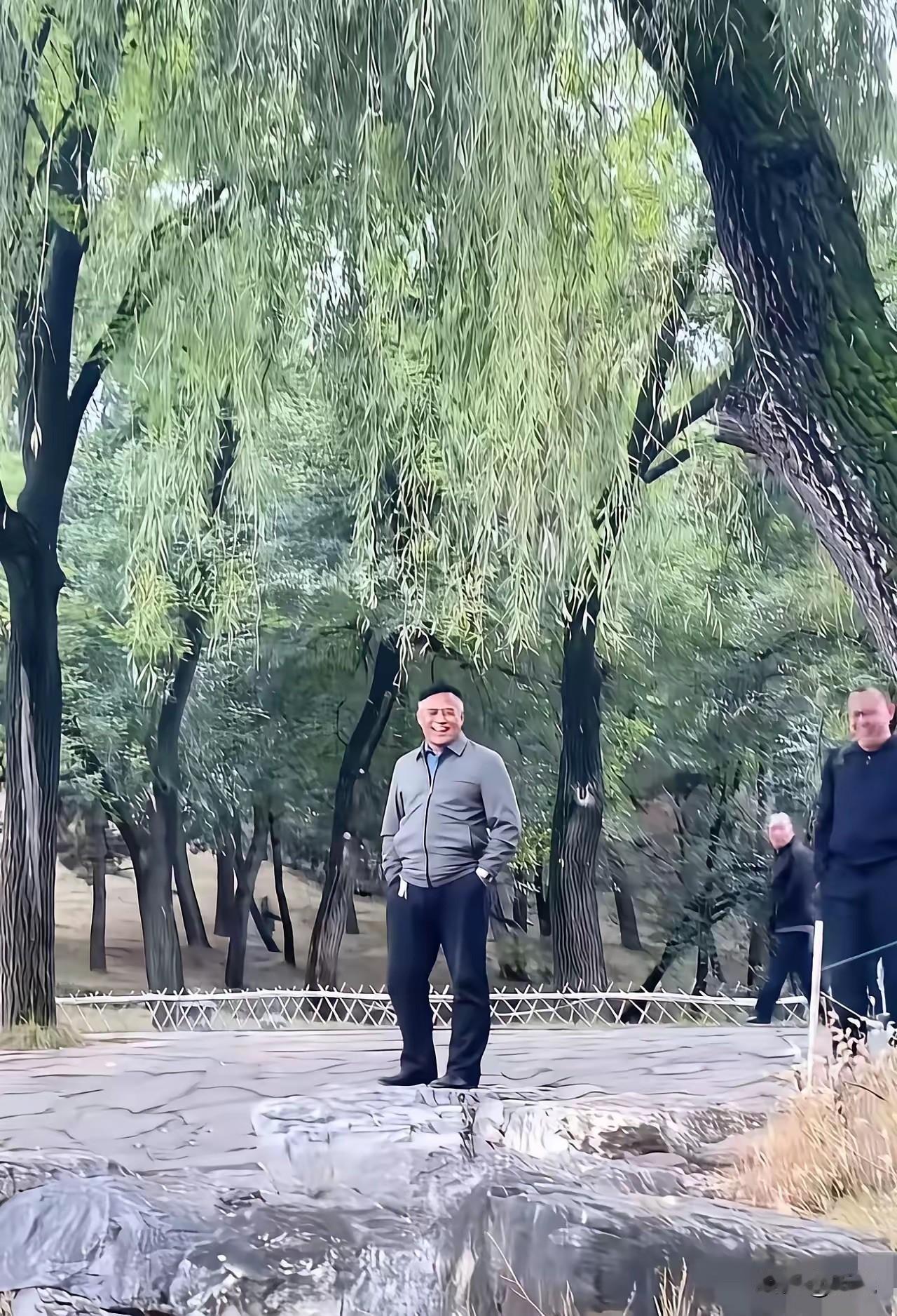 我怀疑这个大爷是个大明星，好眼熟啊