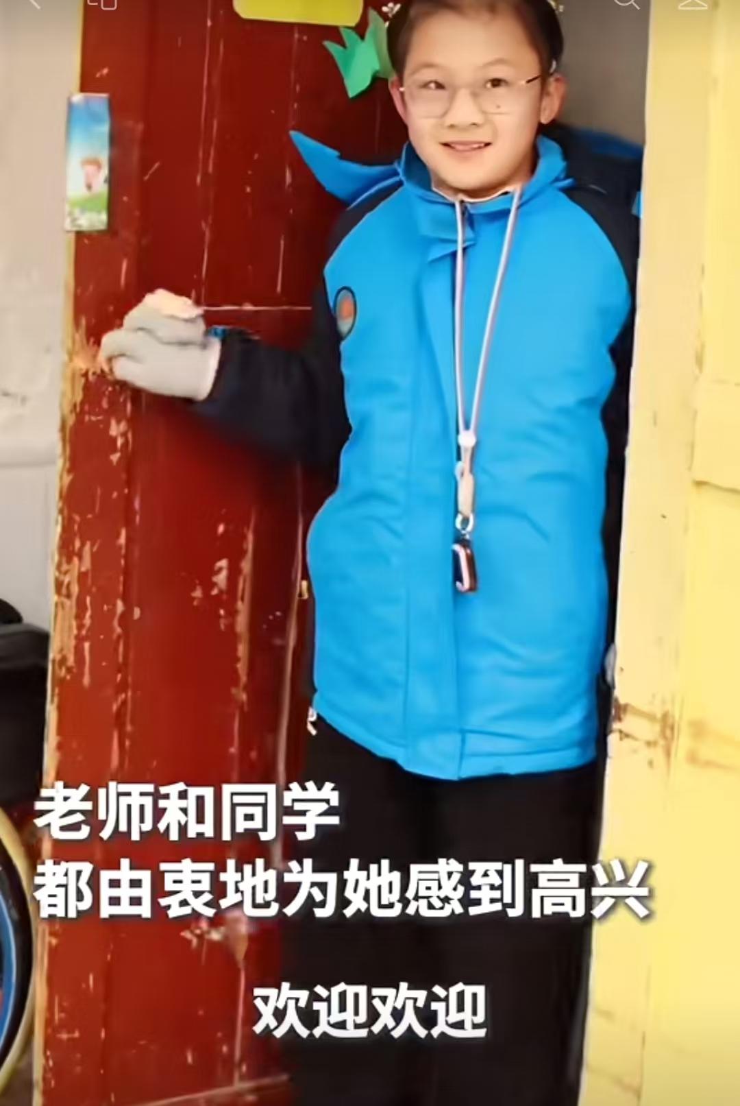 感动哭了！女孩幼时遭遇意外失去双腿，小学六年来第一次完全靠自己走进了教室。同学们