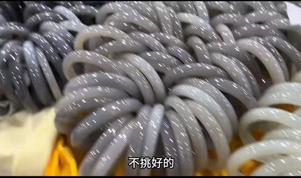 为什么人们去胖东来抢玉手镯？看了这你就知道和田玉手镯水多深！一位专业人士逛一个大