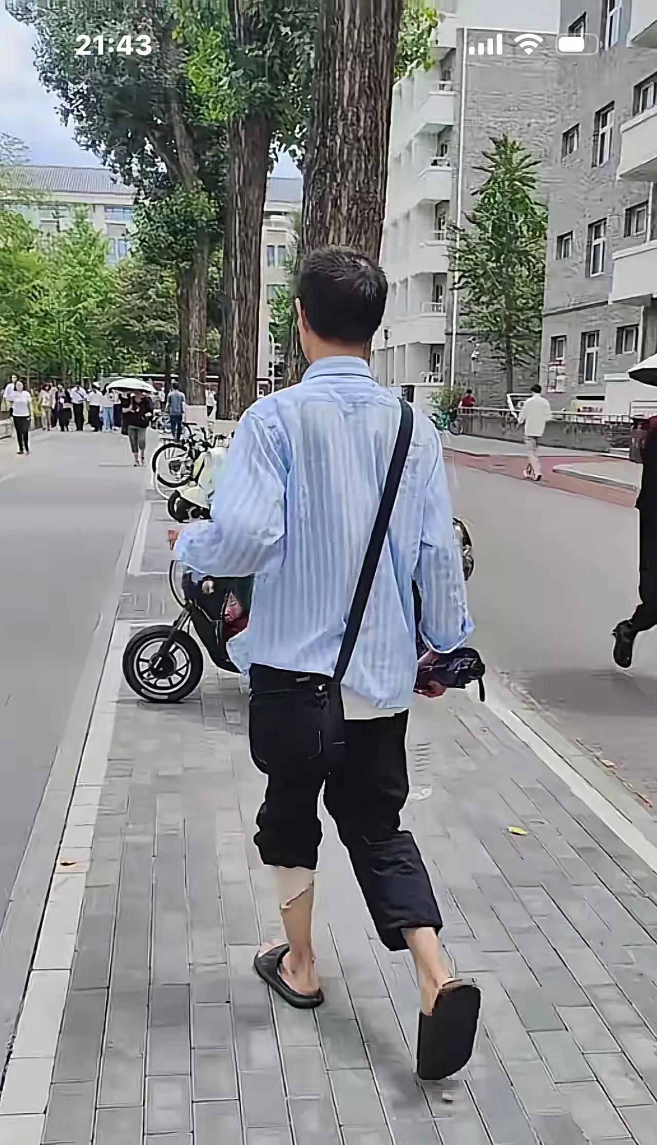 韦神的妈妈在哪里？看着北京的天气也得有30℃左右吧，可是韦神居然还穿着秋裤呢，