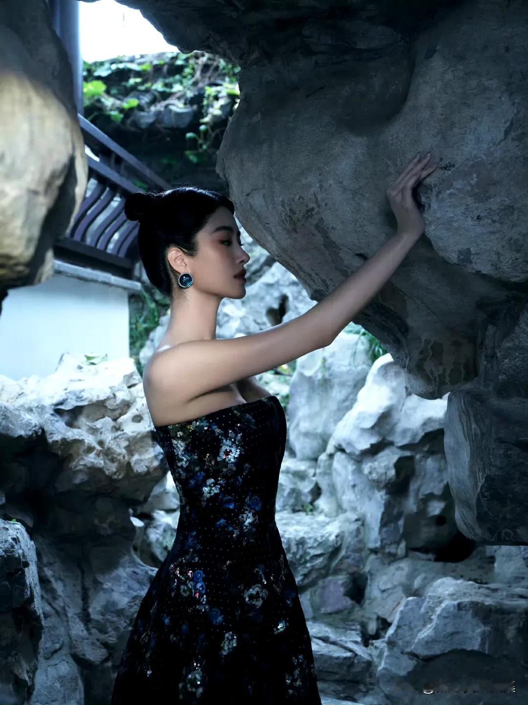 杨采钰真是把清雅曼妙诠释得淋漓尽致。3月23日她在社交平台晒出的九宫格美照，太让