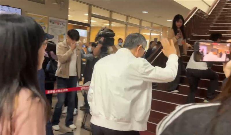 柯文哲今上午出庭进行结辩仅挥手示意不发一语台北地院密集审理柯文哲案，目前