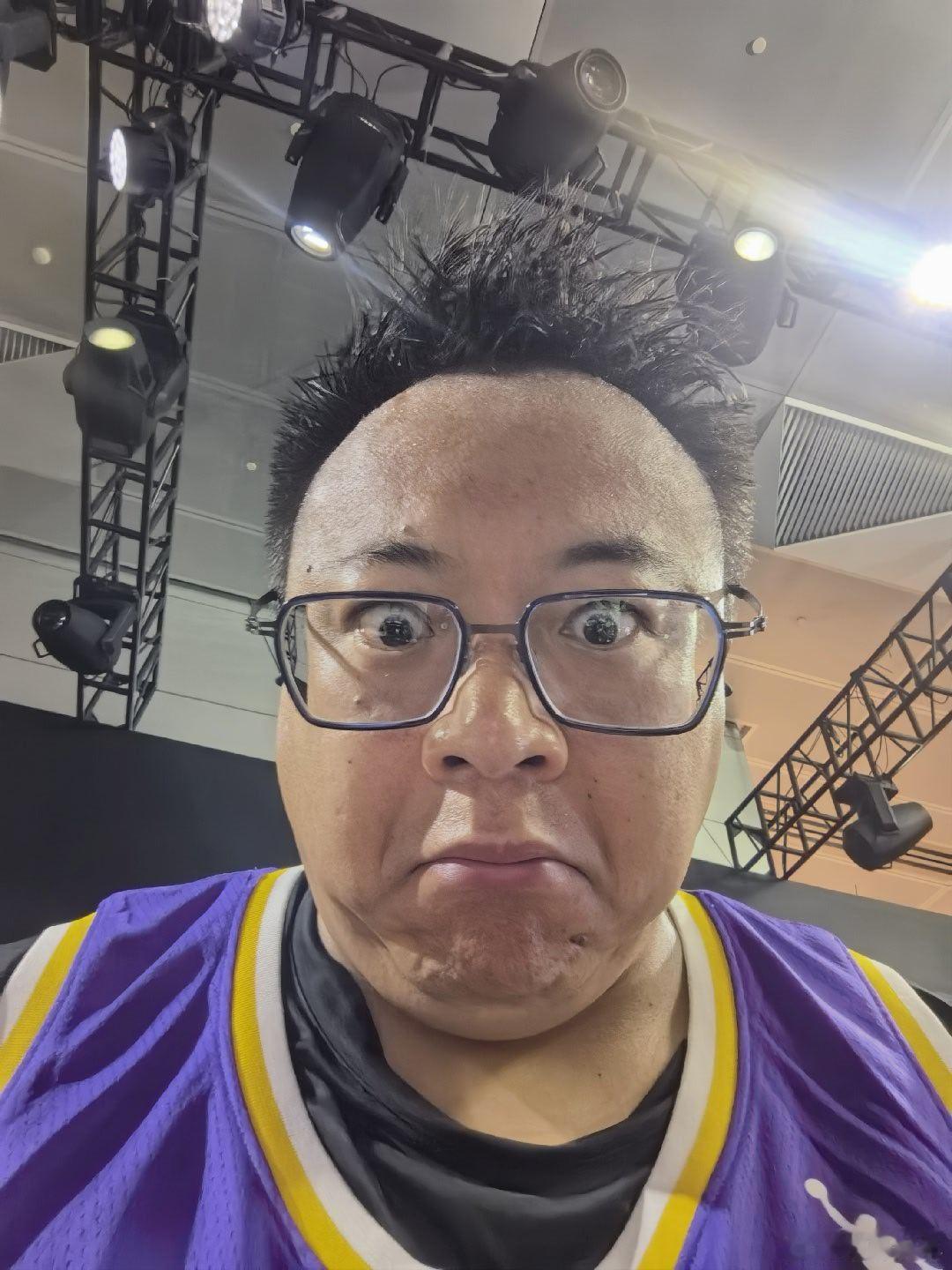 昨天中午在重庆吃了一顿火锅晚上喝酒完又一顿火锅这两顿吃完我整个人都不好了。。。。