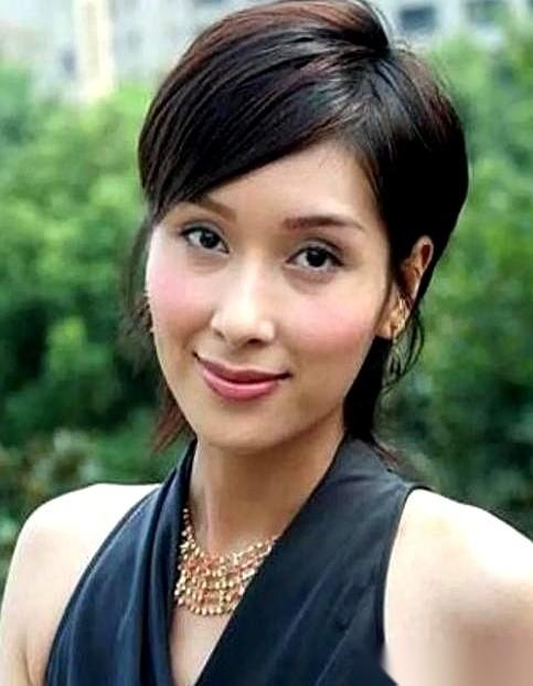 那一巴掌，扇在香港铜锣湾一家高级餐厅里，打的不是脸，是上市公司的股价。动手的叫