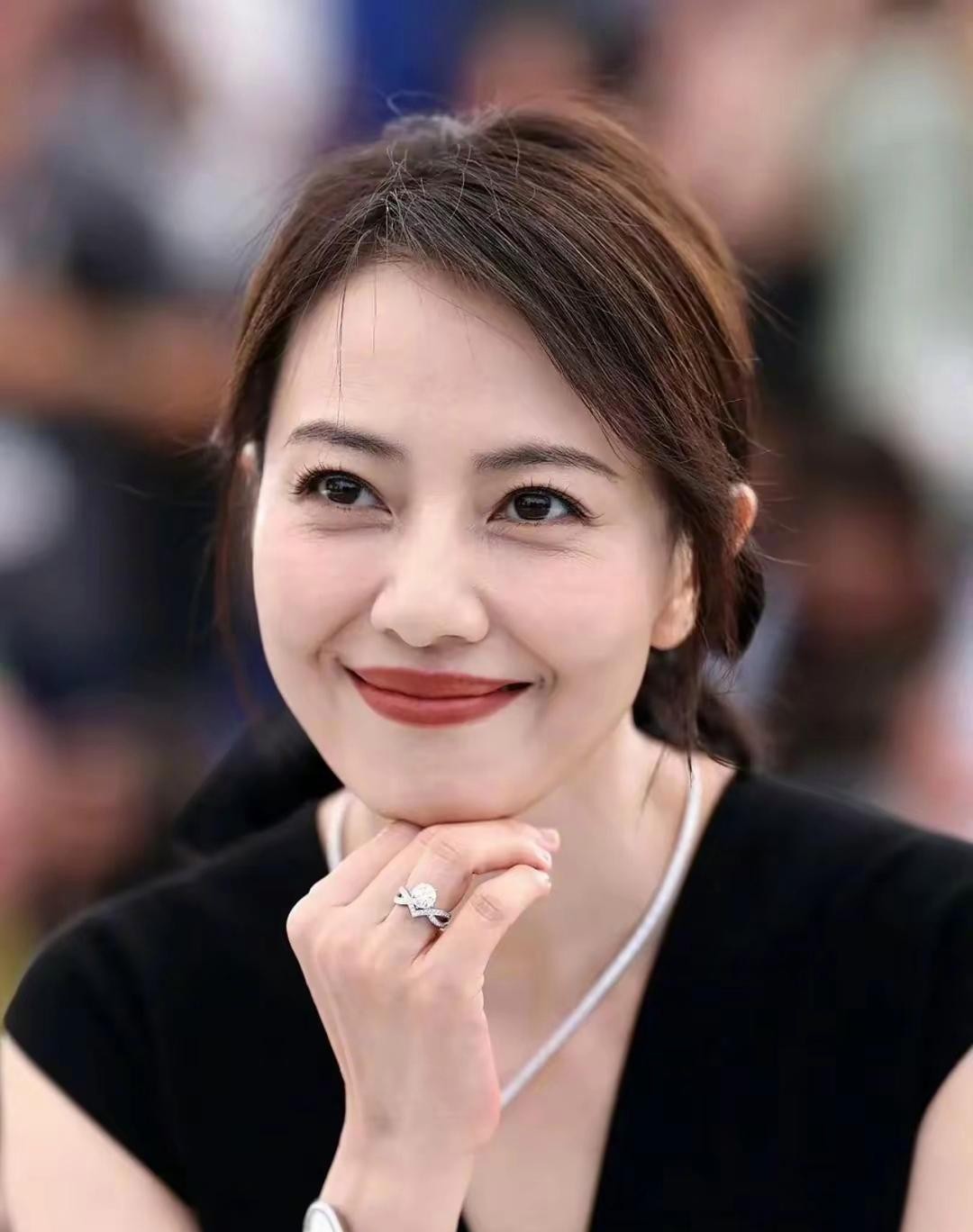 高圆圆这次去戛纳的造型真让人眼前一亮，简单大方又显气质，完全看不出岁月的痕迹。网