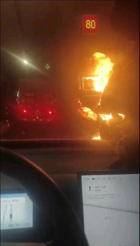 “妈！我可能出不去了！”近日，山东菏泽一位小伙开车经过山西青银高速的宝塔山隧道里