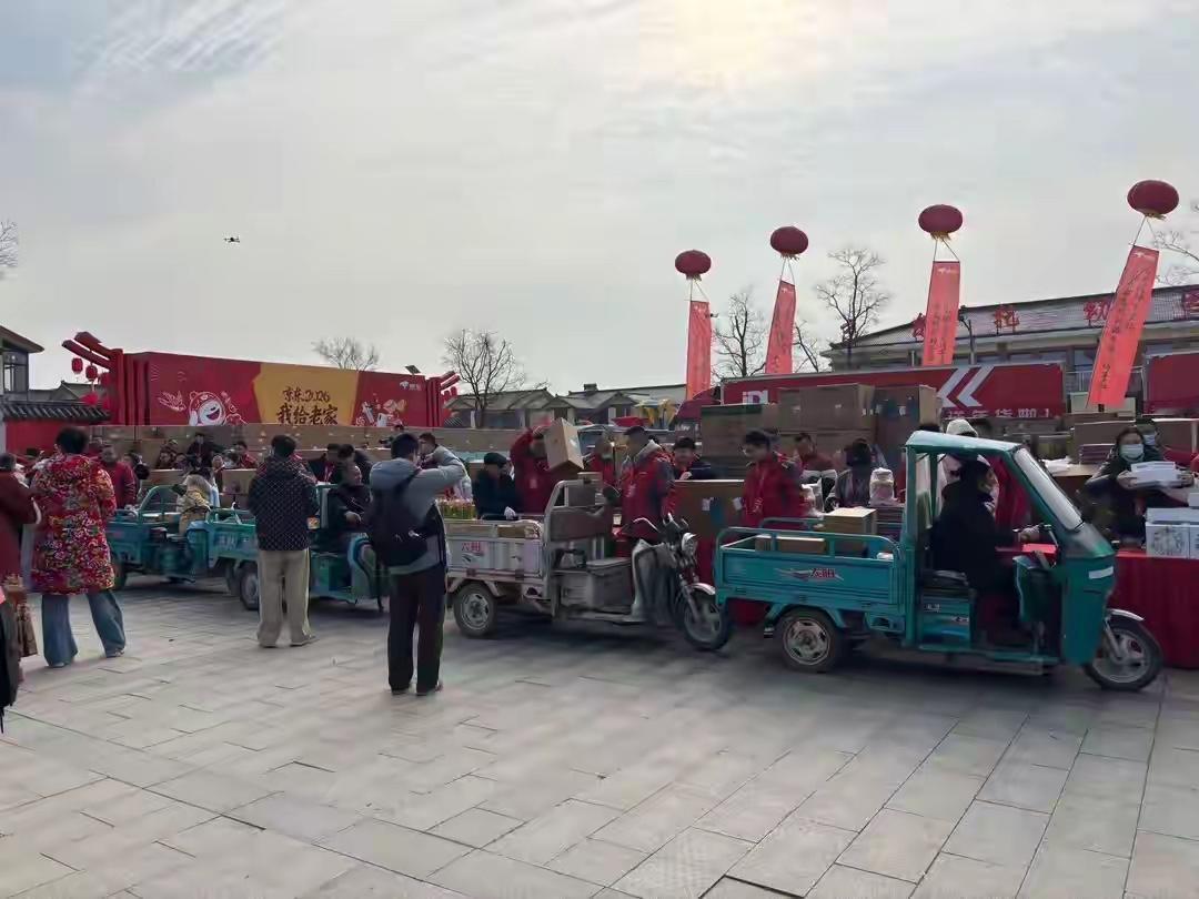 刘强东又给老家宿迁光明村发年货啦！1500户乡亲每户能领12种，有手机、酒、筋膜