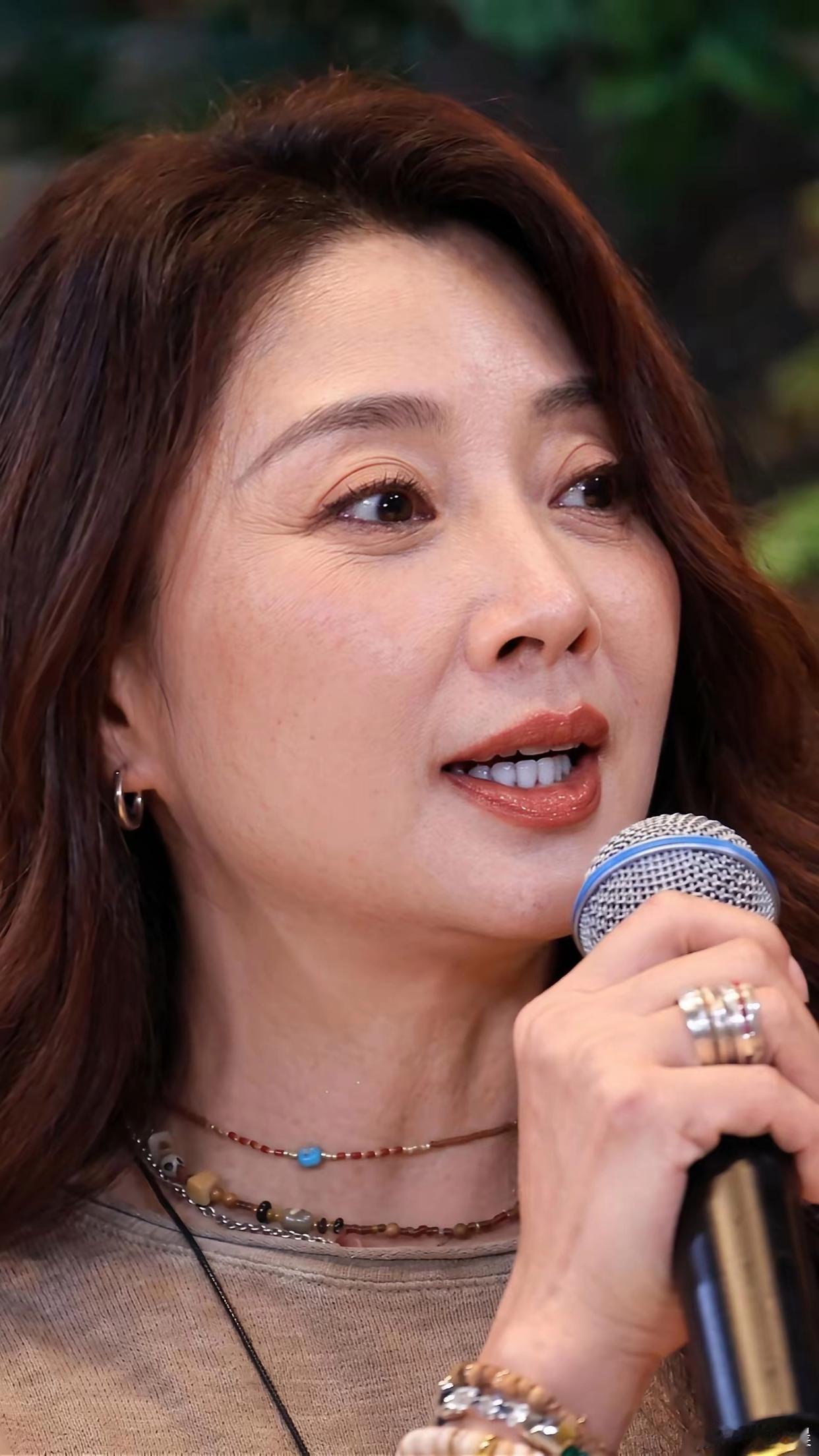 46岁殷桃路人抓拍生图太出彩，脱离美颜滤镜，依旧从容大气，优雅气质才是最好的抗老