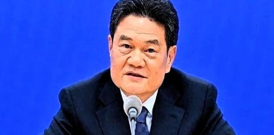 协和医院专家站出来喊话，别再拿碳水当减肥背锅侠。刷到视频时我正啃玉米，差点被弹