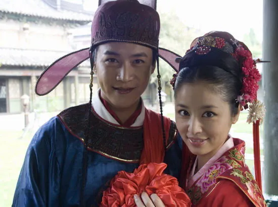 苏东坡18岁时，娶了妻子王弗。王弗有个很大的毛病，她喜欢躲在幕后偷听苏东坡和客人