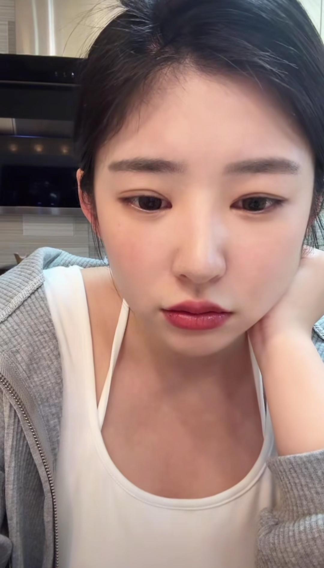 有网友问黄一鸣，你长得一般，王思聪怎么会看上你的？她没有生气，反而平静地说，你看