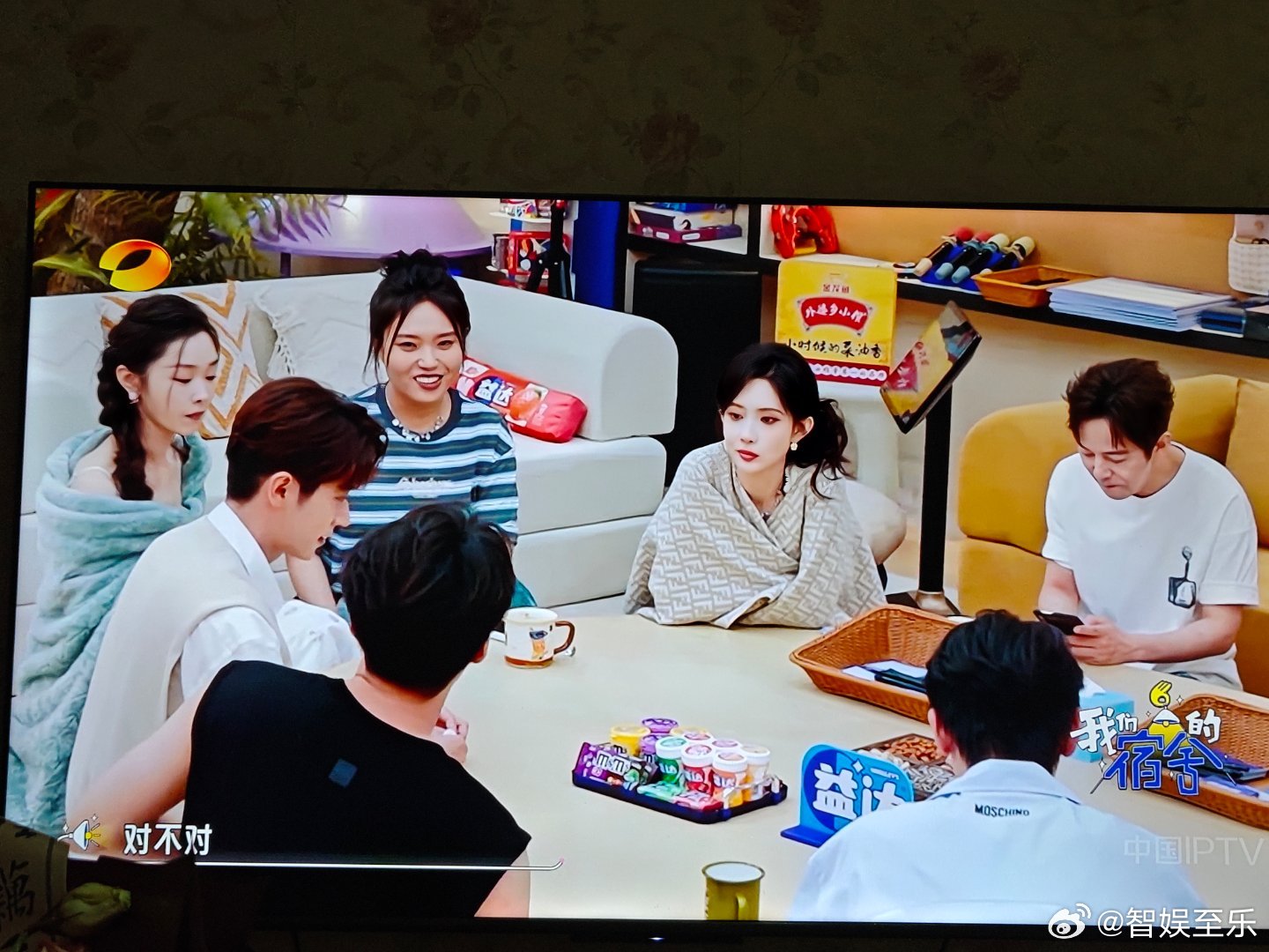 何炅这是承包了湖南卫视吗？但好歹换换阵容，周六晚上都是他带着吴泽林杨迪李雪琴丁程