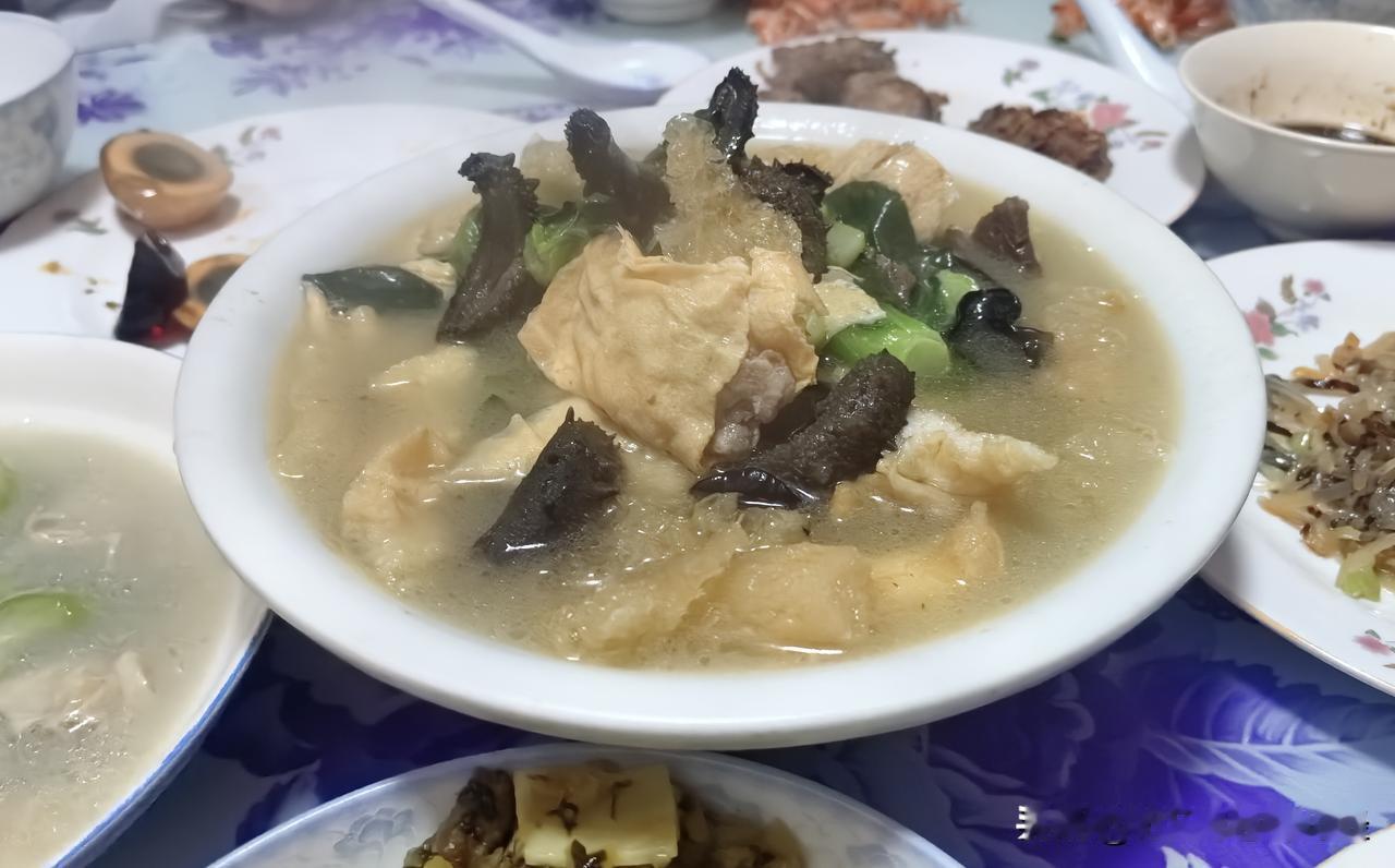 过年南通人餐桌上必备“头菜”，也叫“杂烩”。头菜的原材料，家家户户都不一样。过去