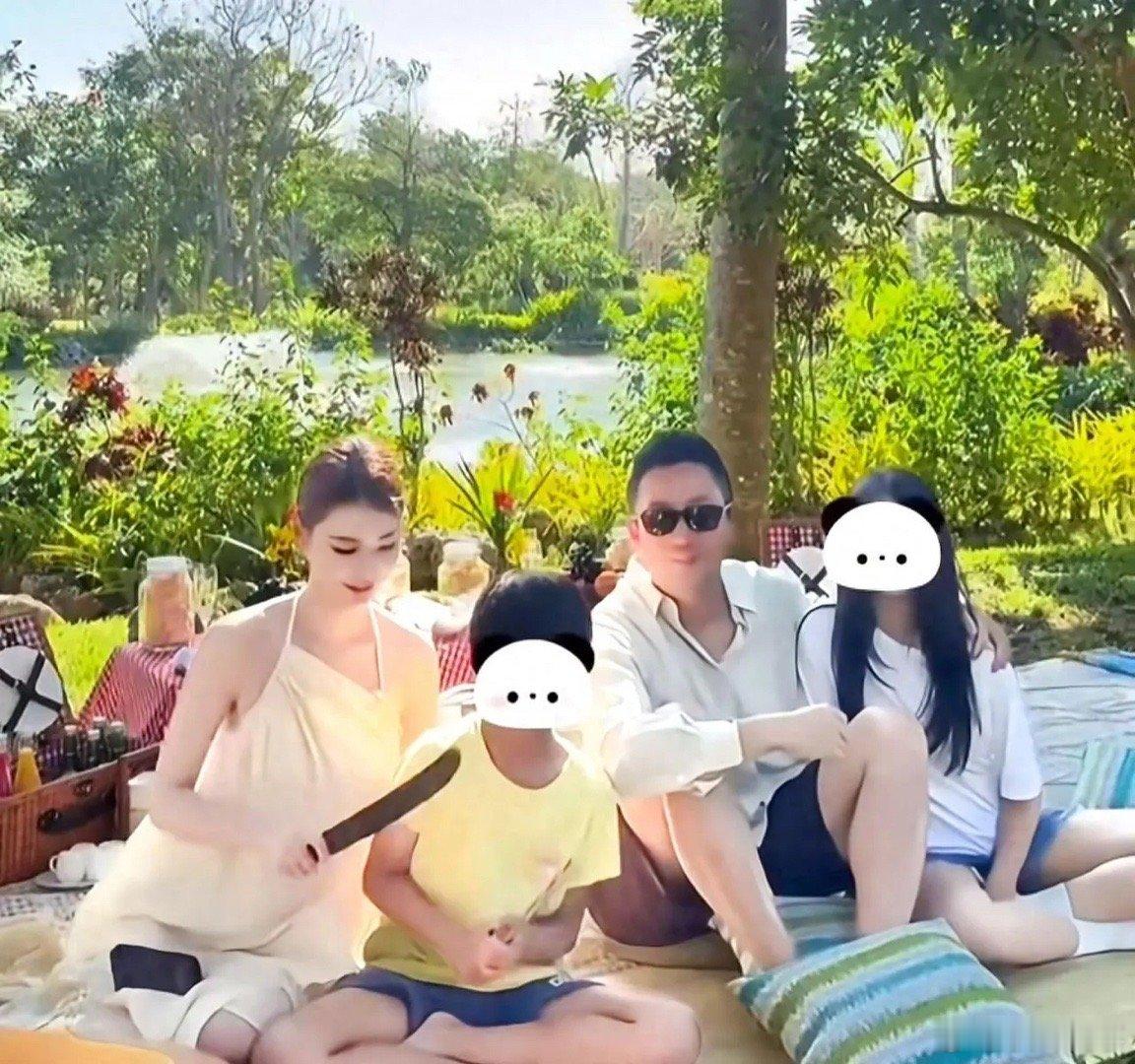 汪小菲巴厘岛全家福曝光！9岁小玥儿神似大S。近日，汪小菲携妻子马筱梅在巴厘岛的全