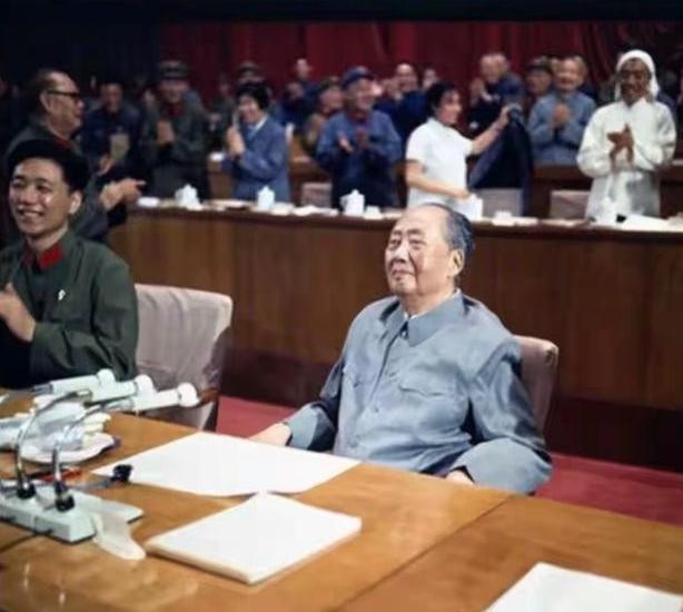 周培源先生回忆说，“毛主席和杨振宁的会谈结束了，众人都站了起来，可毛主席却没能站