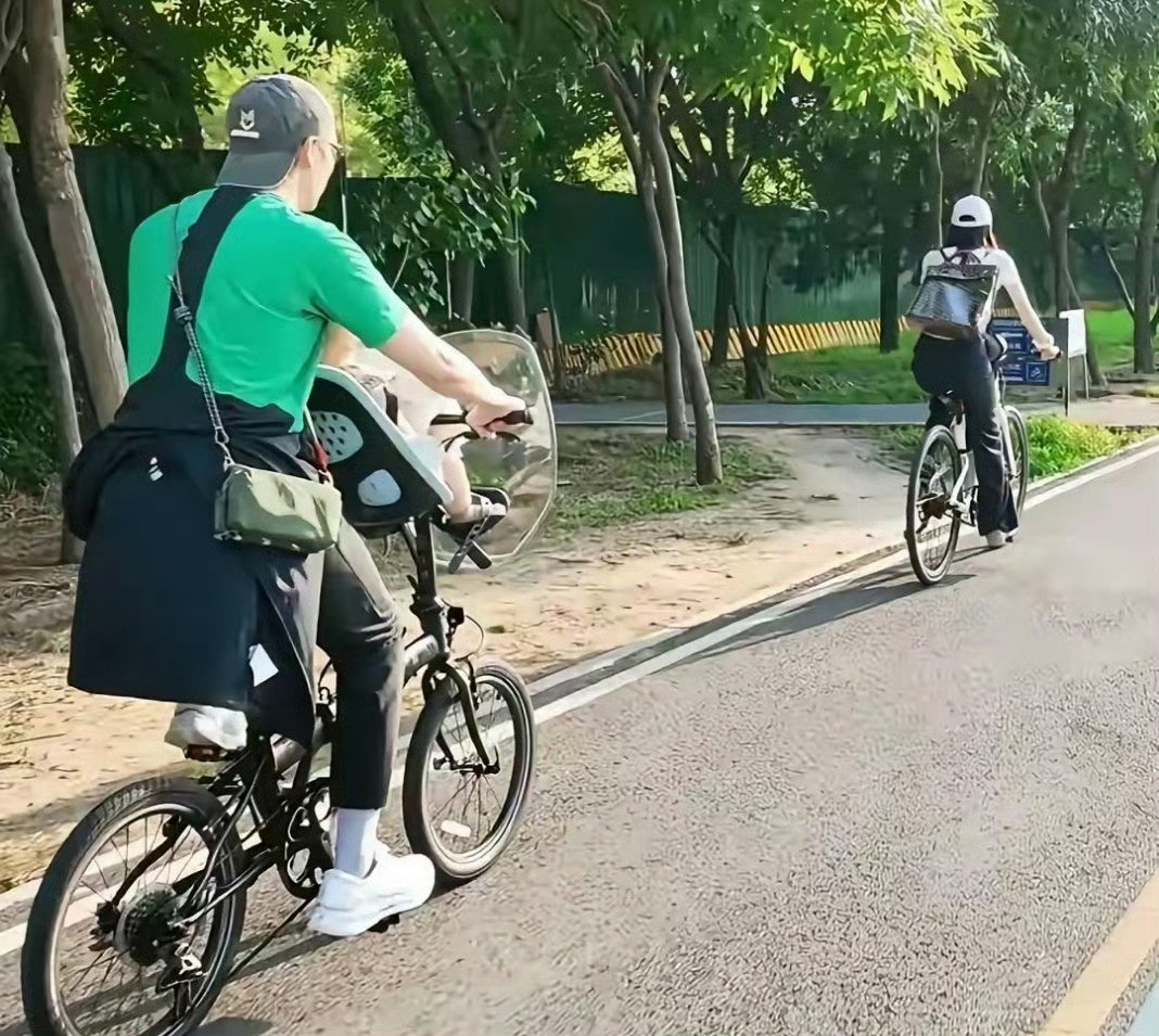 陈伟霆这大大方方的多好，孩子也有父母的陪伴。