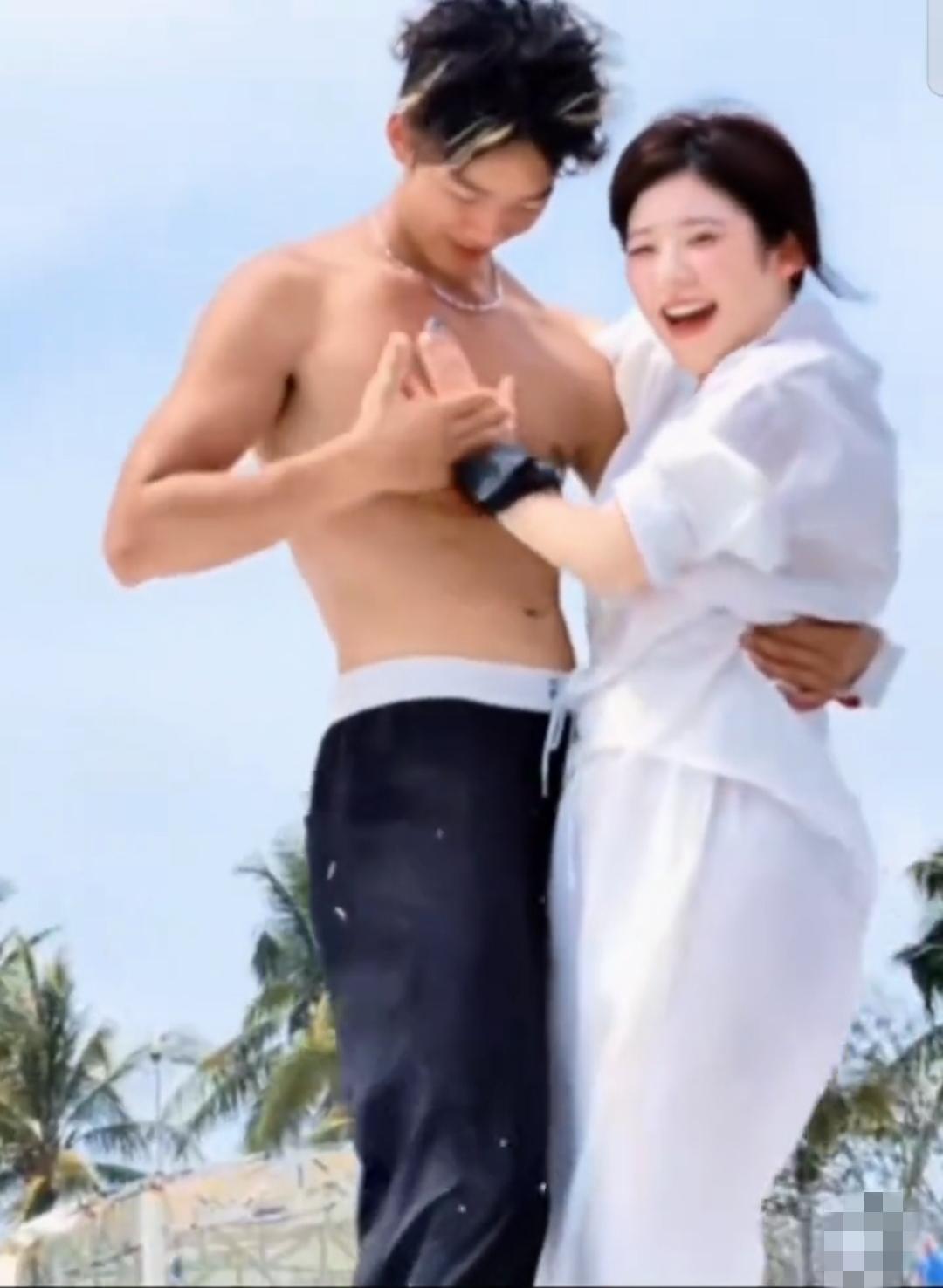 黄一鸣和小帅伙相拥水上乐园，小伙多次强行黄一鸣摸他八块腹肌！闪闪目睹全过程，被气