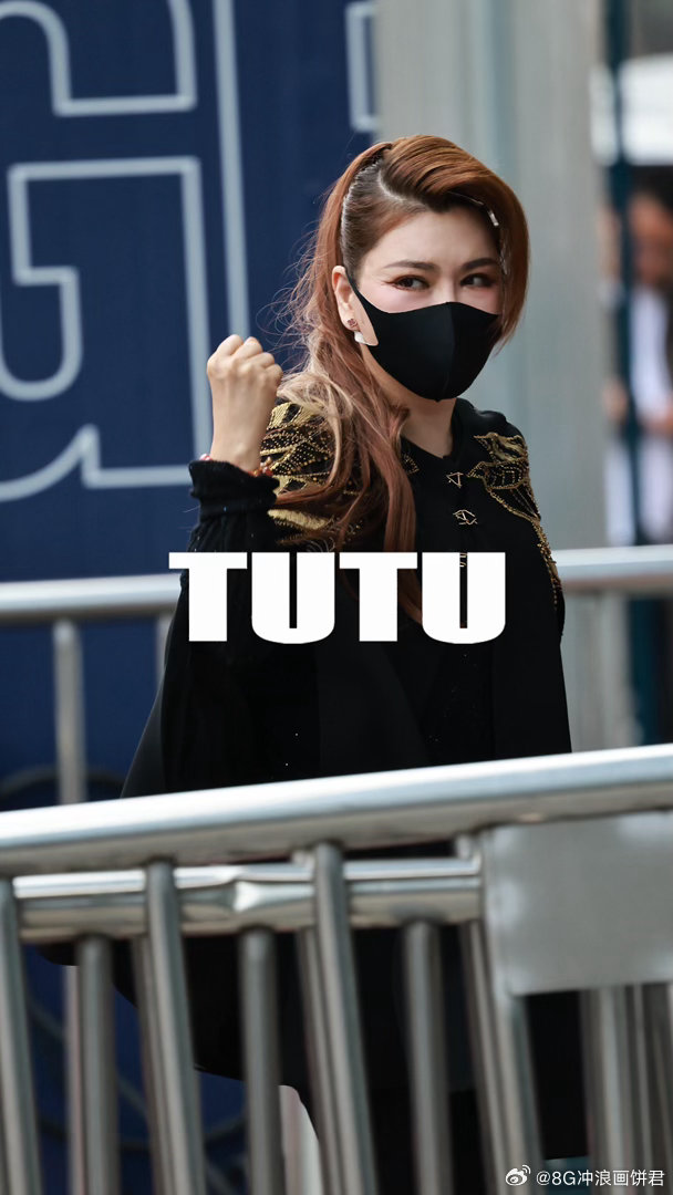 随橙想乌兰图雅在乘风又唱又跳蒙古族抖肩加disco步，这个混搭只有乌兰图雅能驾