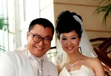 2010年，歌手尹相杰为了获得搭档于文华的青睐，苦苦等候到41岁，有过两段婚姻的