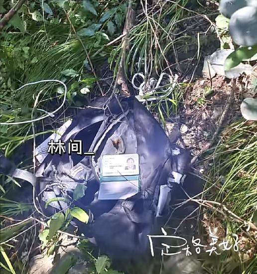 大爷上山挖野韭菜，无意间发现了程梦圆遗落的背包。搜救人员赶到现场打开背包，包里的