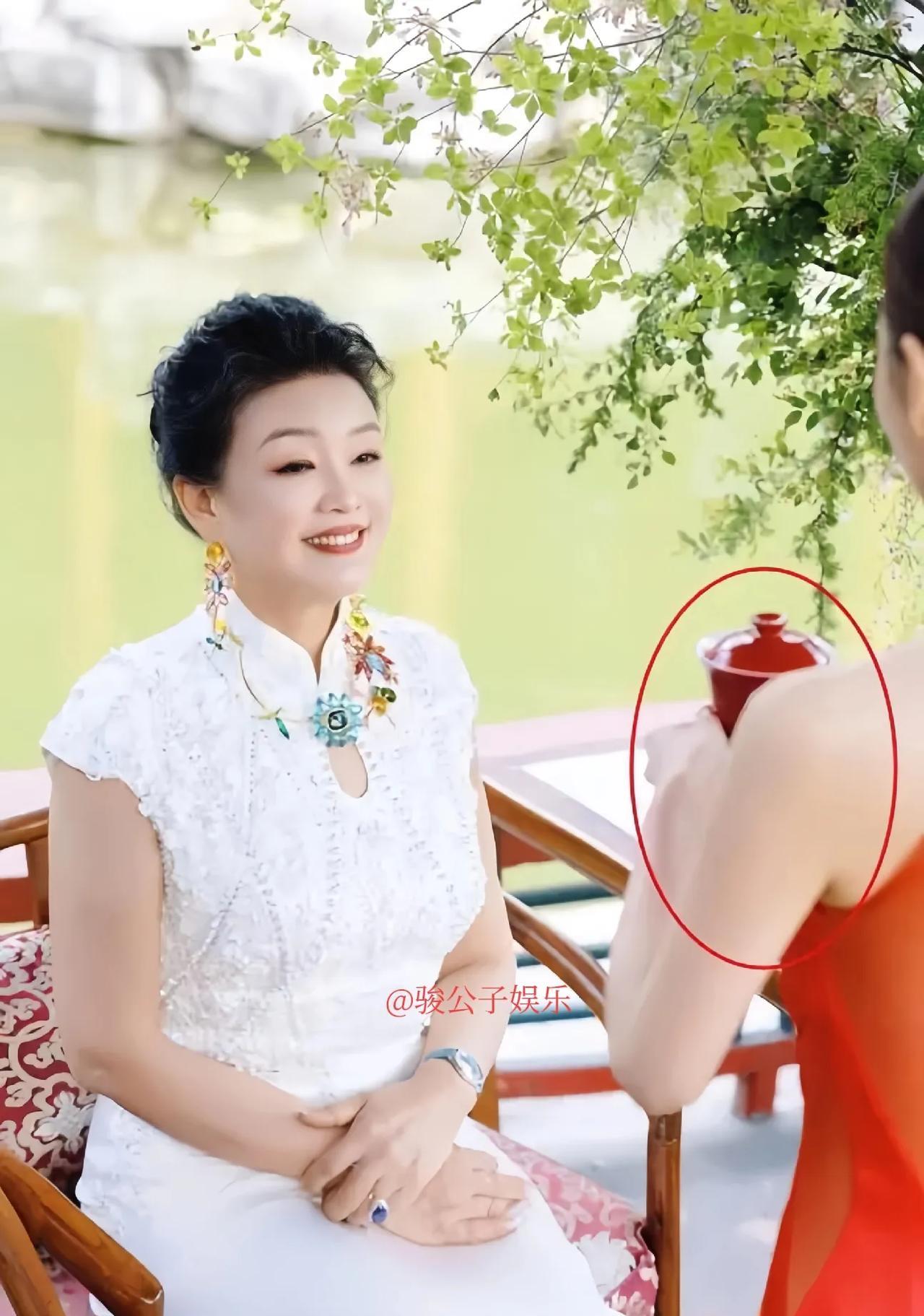 汪小菲婚礼现场，敬茶改口环节温馨上演。马筱梅向张兰敬茶时态度谦逊，汪小菲也向马筱
