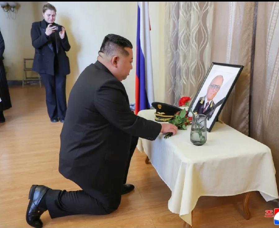 金正恩吊唁马采戈拉，扑通一声单膝跪地，旁边拍照俄女外交官都哭了，本来就伤心，突然