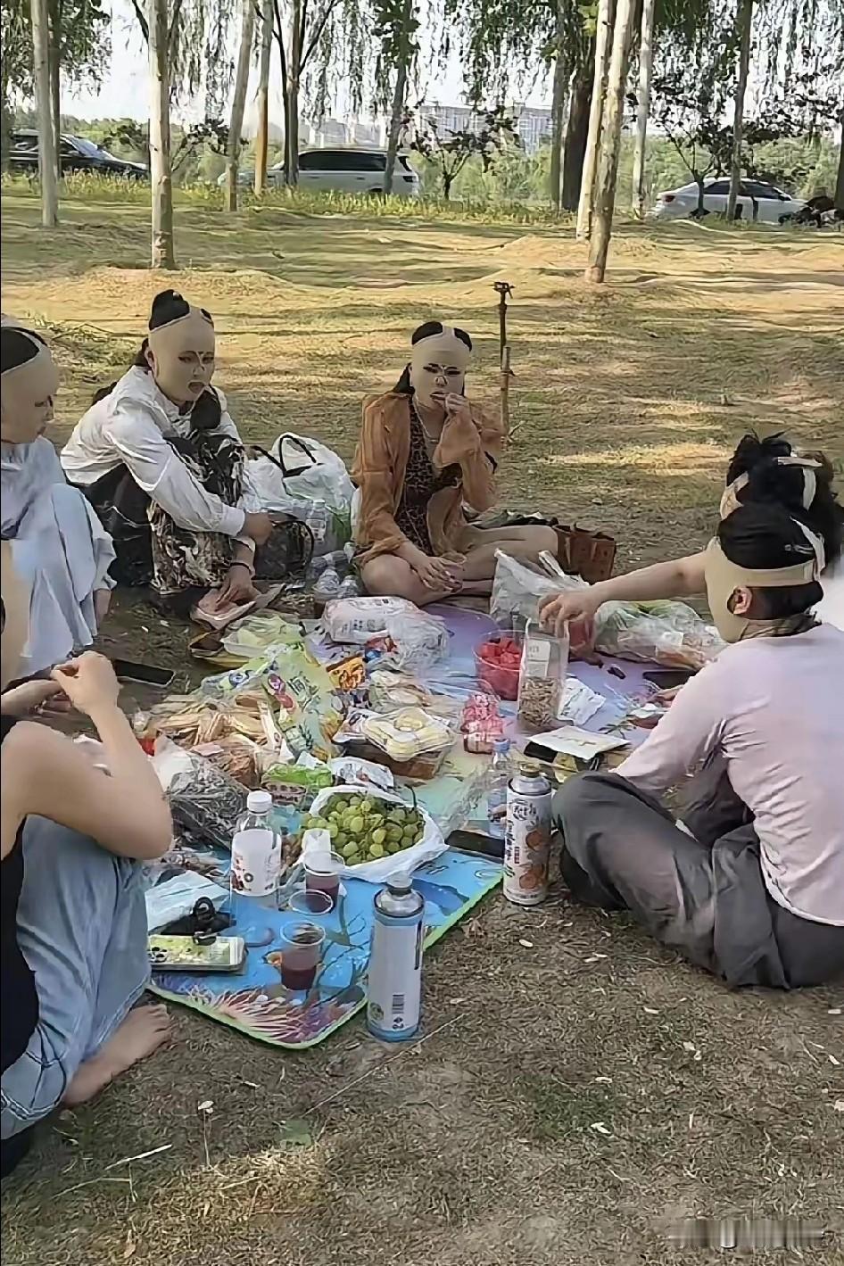 戴着这玩意儿，脑袋上边像穿了一个三角裤衩一样，起个好听的名字吧～脸裤，怎么样，是