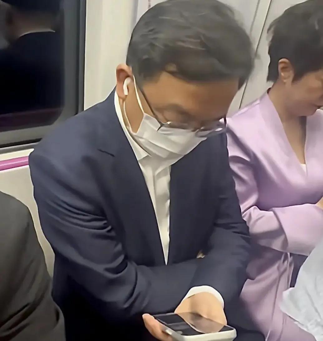 朴素而不张扬，坐拥千亿身家的王传福和妻子挤地铁参观比亚迪车展坐拥千亿身家，王传