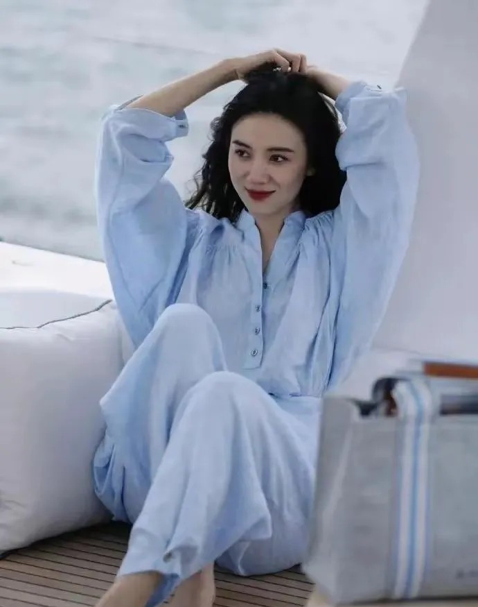 宋佳在游艇上光着脚休息，她的美甲真的非常漂亮