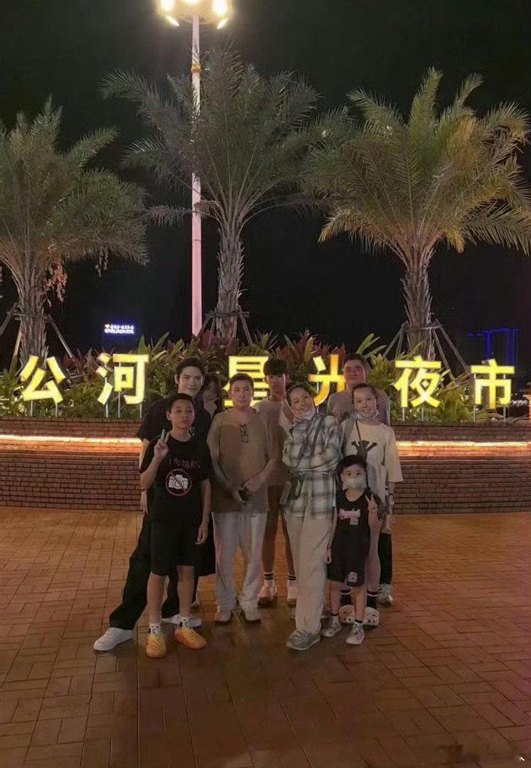 向佐又去台北看老婆孩子，一家十口聚餐，郭碧婷素颜丸子头太随性​