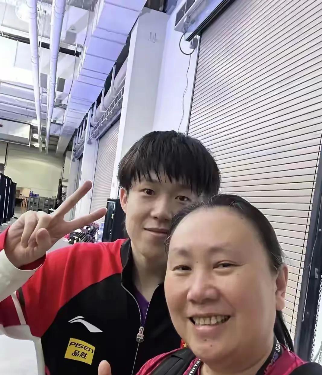 孙颖莎、王楚钦跟那个美国教练的最新合影出来了！就是之前拉着楚钦去上厕所的那位，这