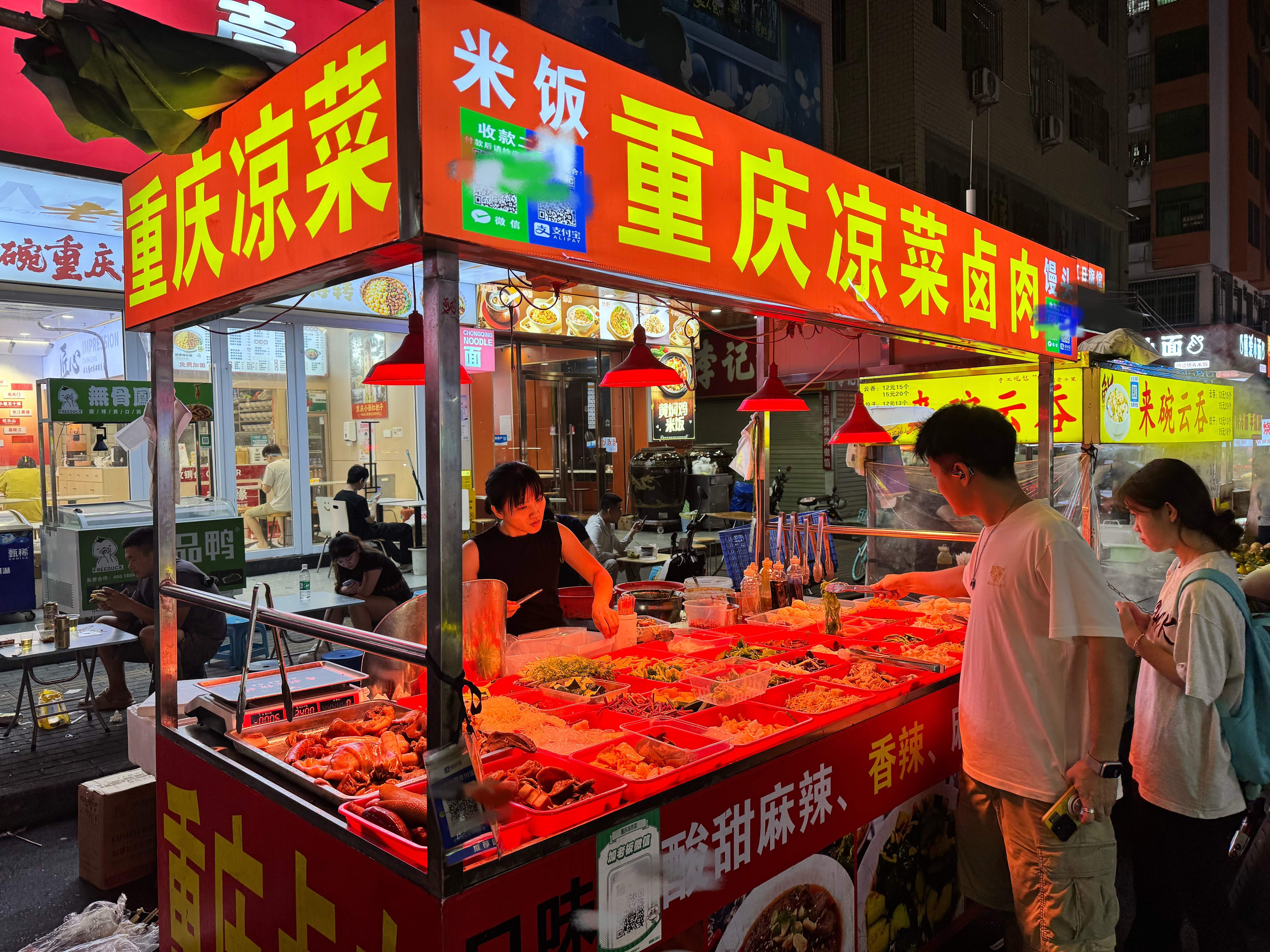 同事说，这条街有12家卖凉菜的，唯独这家味道最好，排队人又多，为了验证他说的真假