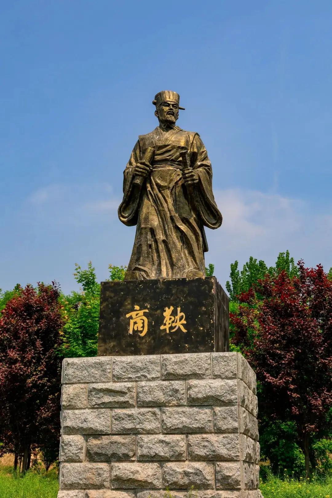 商鞅那套变法，核心就两个字：耕战。一个国家，把老百姓分成20个等级，你想升级
