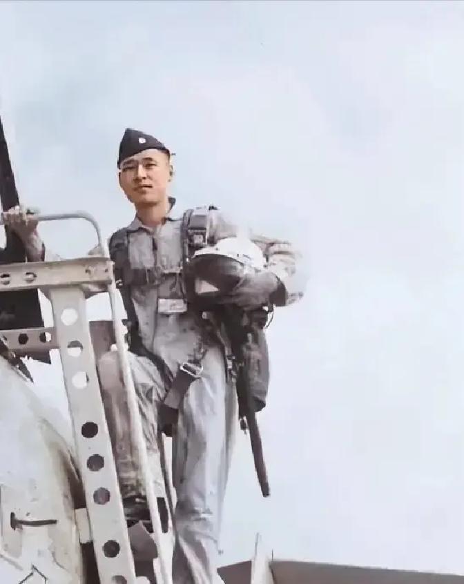 1964年，台湾飞行员谢翔鹤被解放军俘虏，他拒不投降，一心只想回台湾继续效力。可