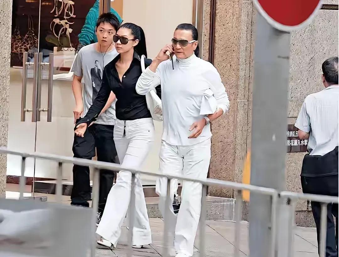 谢贤与Coco，CoCo12年青春换一场捷径，醒来已是半生。21岁的Coco遇