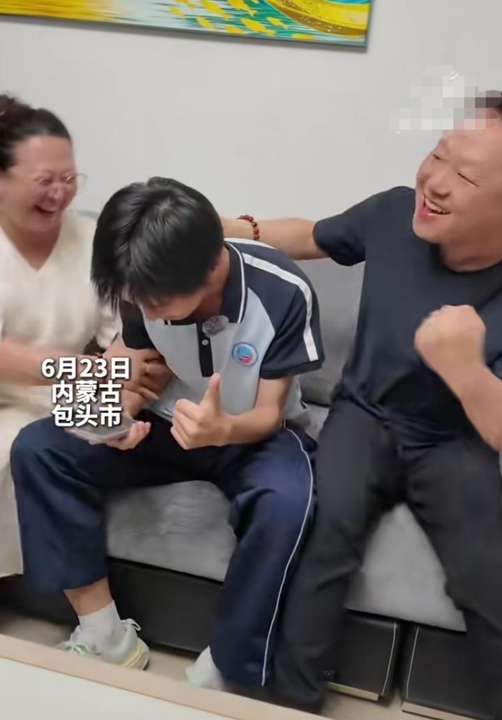 6月23日包头高考出分，考生张哲语一家人守在电脑前查成绩，看到分数的瞬间全家激动