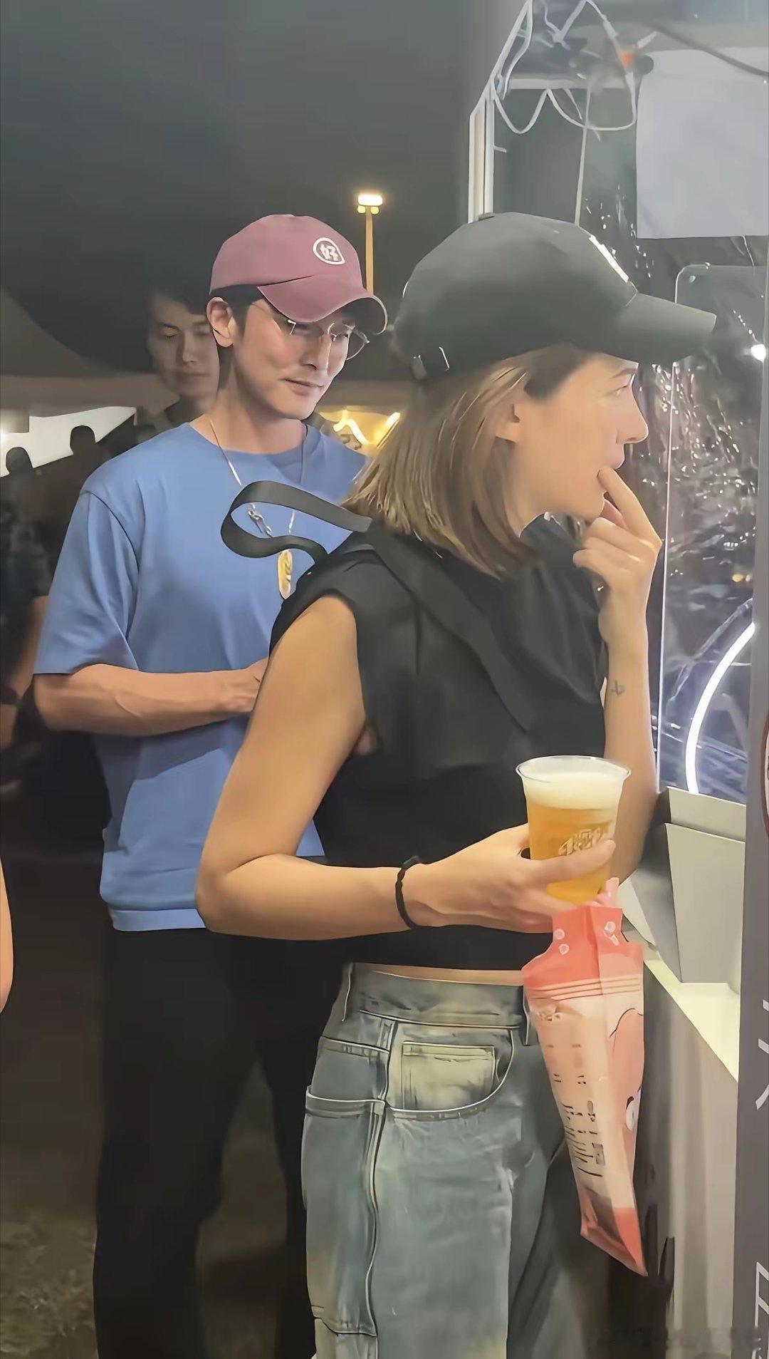 邱泽听到有人夸他老婆漂亮，嘴都有点合不拢了。他老婆确实是好漂亮，素颜看也好美。