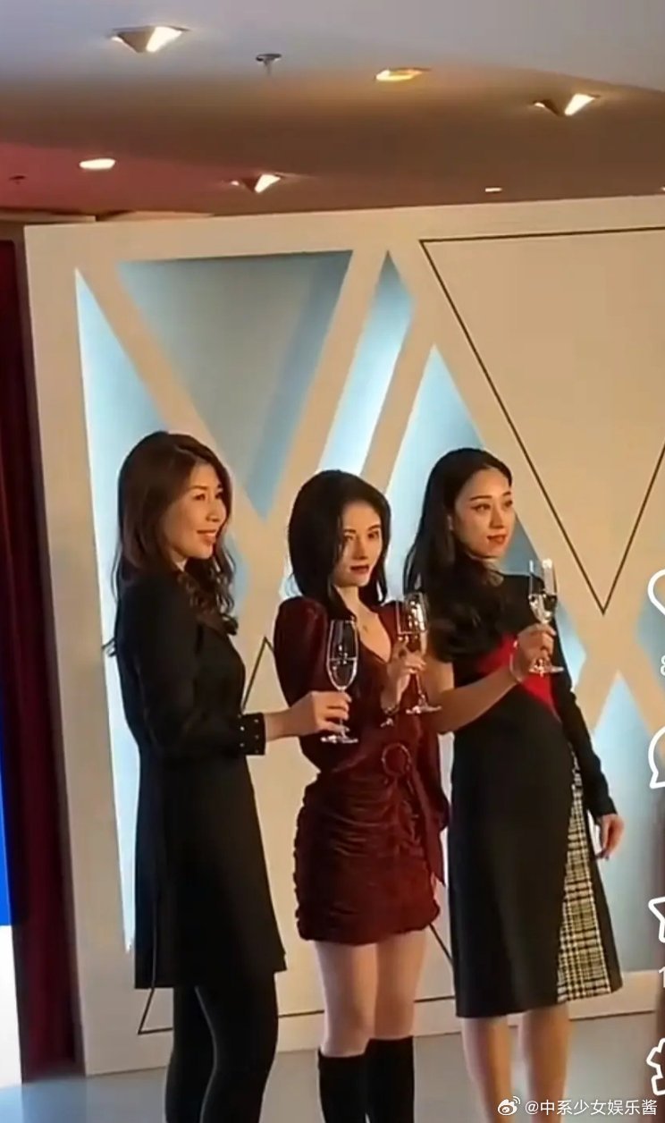 鞠婧祎怎么每次遇到大场合，就扭扭捏捏的是社恐吗？